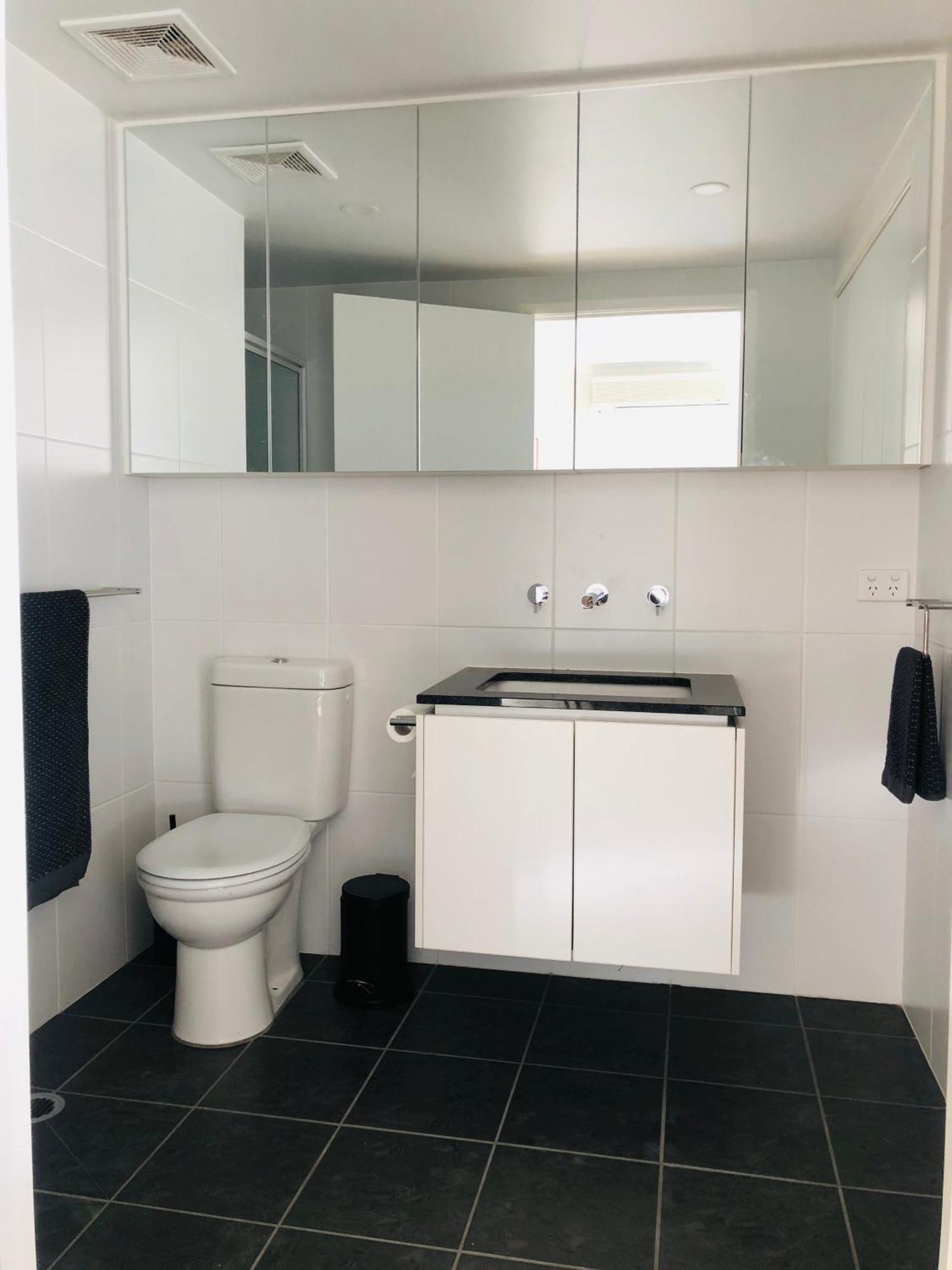 Staying Places - The Avenue Canberra Chambre photo